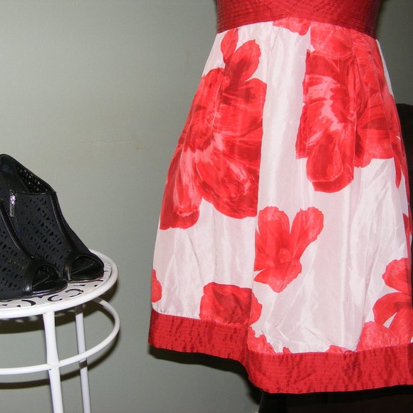 Guess Red and White Floral Dress Size 9 EUC - Picture 8 of 8